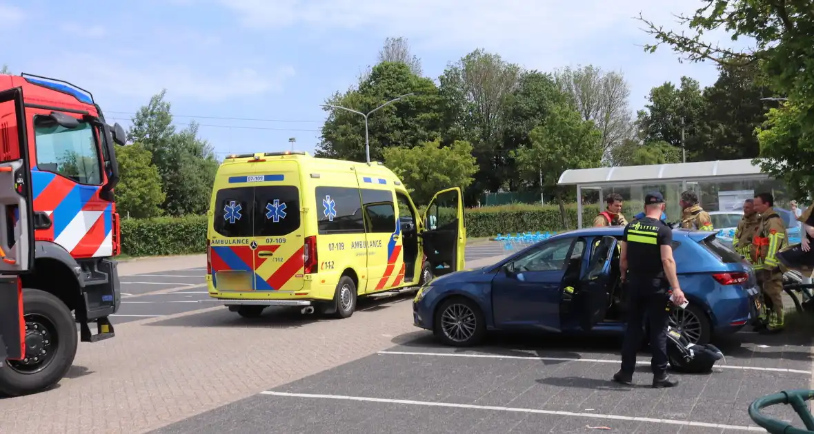 Brandweer redt kind uit afgesloten auto