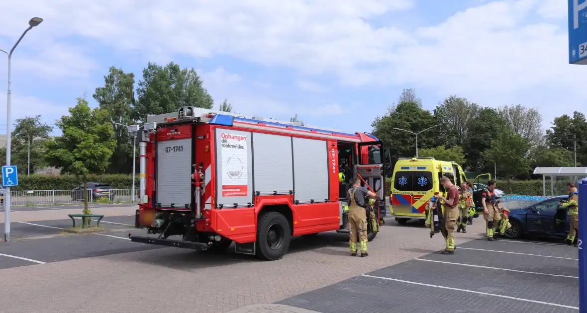 Brandweer redt kind uit afgesloten auto - Foto 1