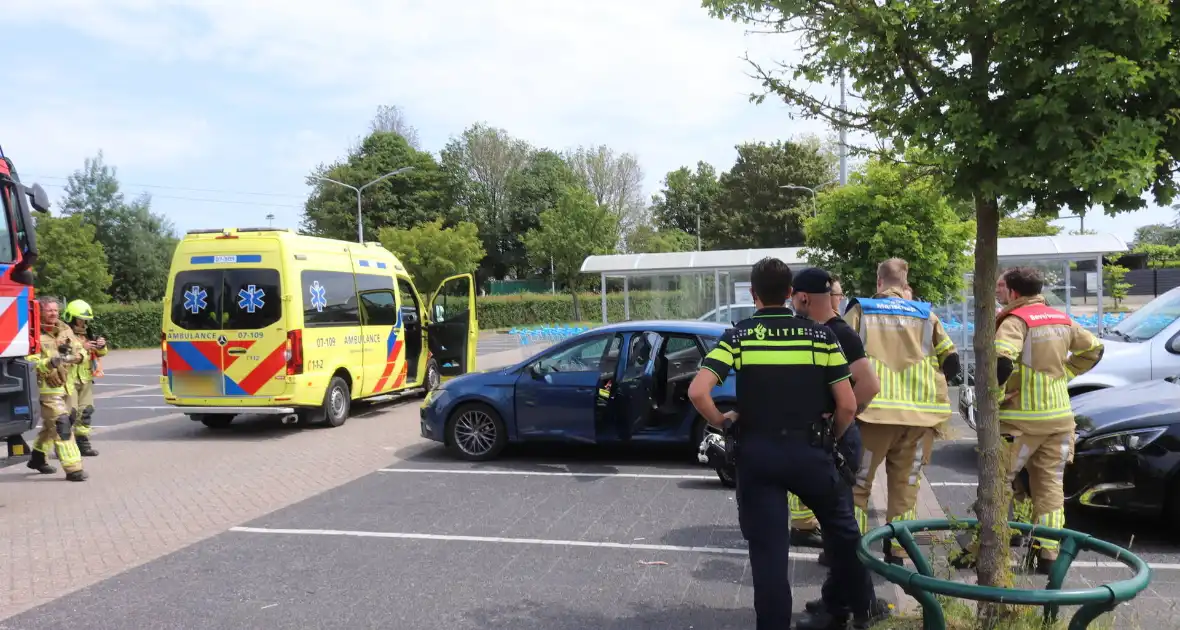 Brandweer redt kind uit afgesloten auto - Foto 2