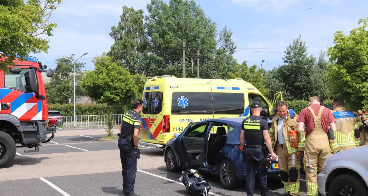 Brandweer redt kind uit afgesloten auto - Foto 3