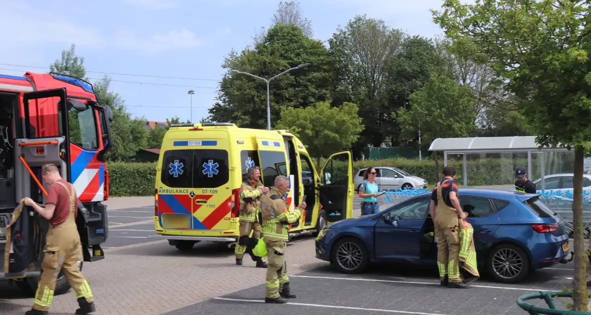Brandweer redt kind uit afgesloten auto - Foto 4