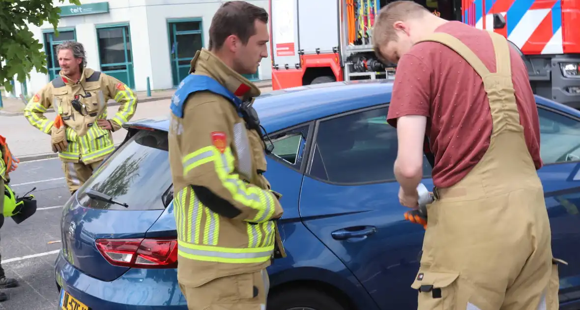 Brandweer redt kind uit afgesloten auto - Foto 5