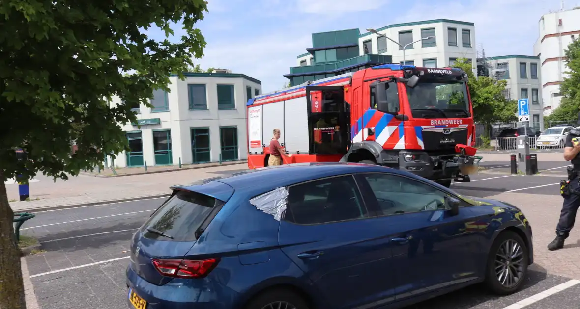 Brandweer redt kind uit afgesloten auto - Foto 6