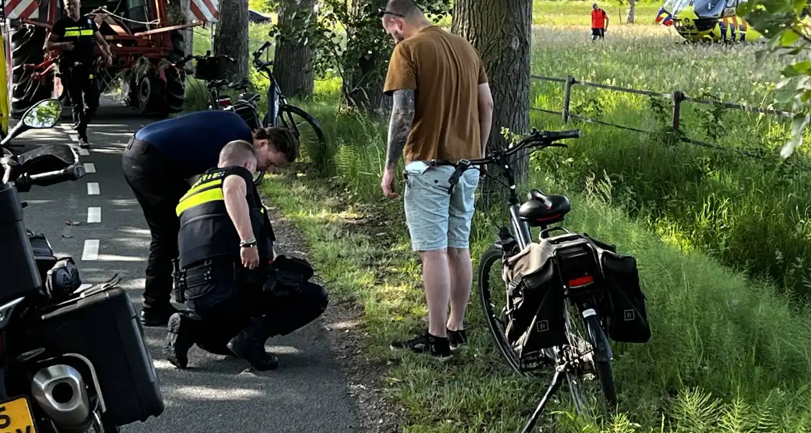Fietser zwaargewond bij aanrijding met tractor - Foto 12