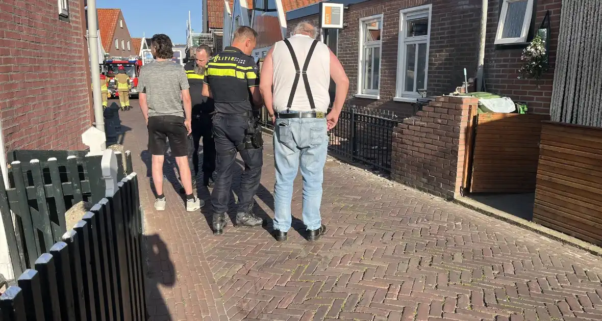 Bestelwagen botst tegen muur na uitwijkmanoeuvre