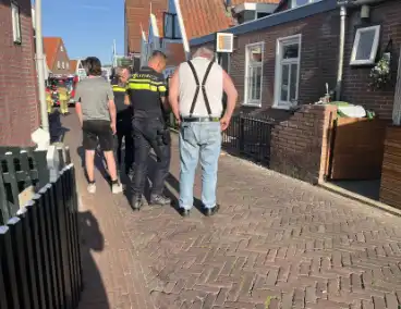 Bestelwagen botst tegen muur na uitwijkmanoeuvre