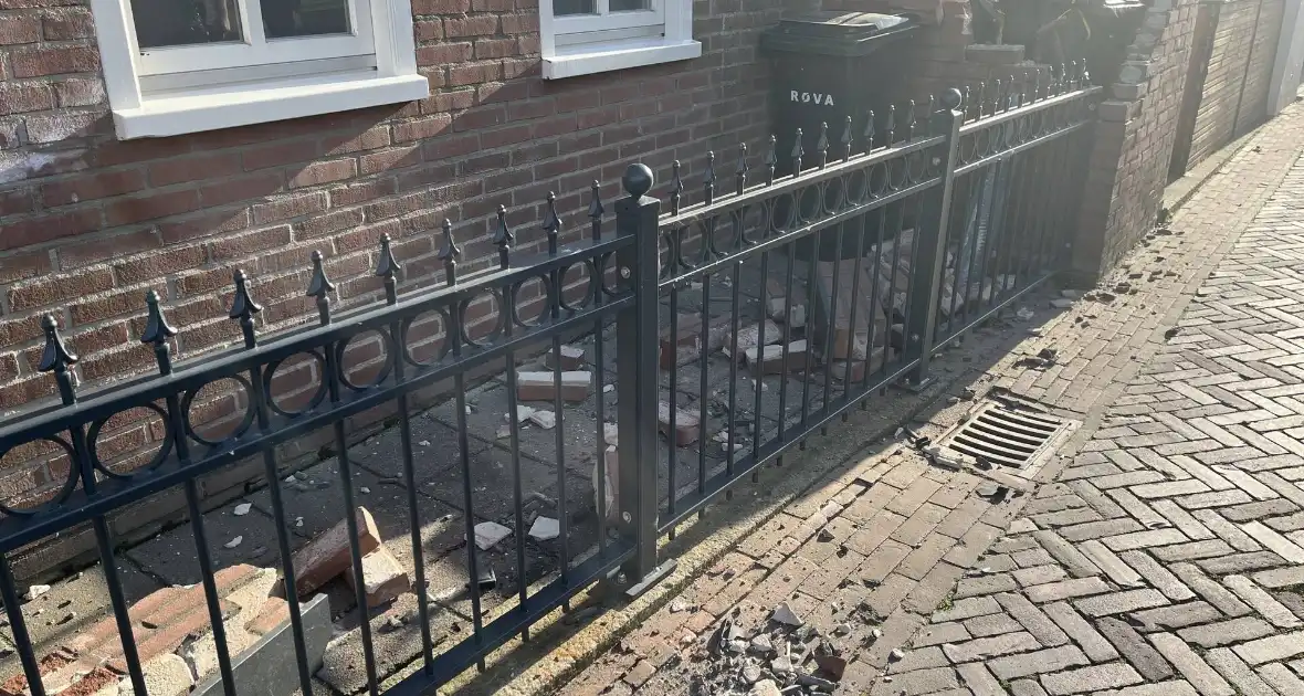 Bestelwagen botst tegen muur na uitwijkmanoeuvre - Foto 1