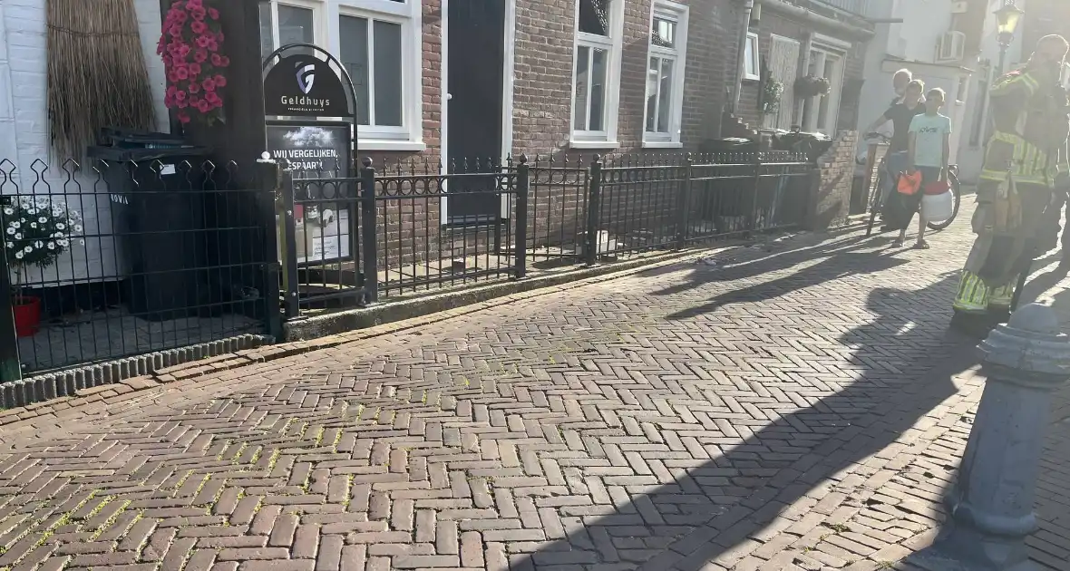 Bestelwagen botst tegen muur na uitwijkmanoeuvre - Foto 2