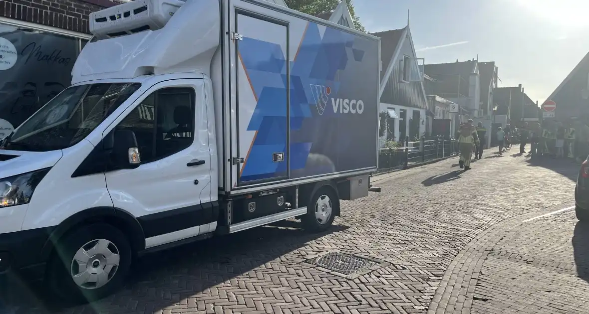 Bestelwagen botst tegen muur na uitwijkmanoeuvre - Foto 3