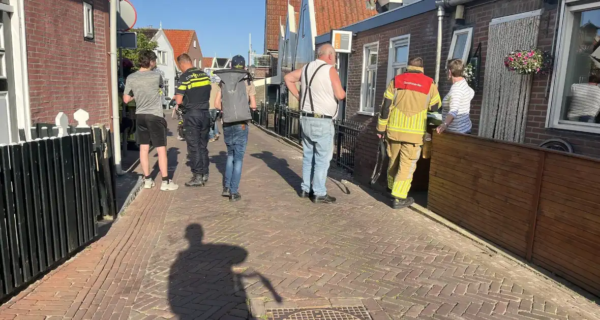 Bestelwagen botst tegen muur na uitwijkmanoeuvre - Foto 4