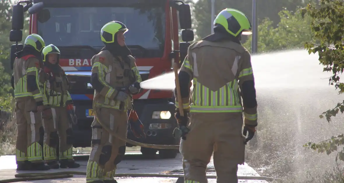 Brandweer bestrijdt flinke duinbrand