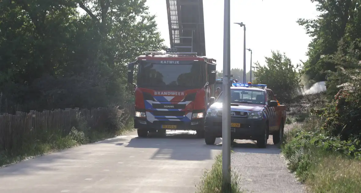 Brandweer bestrijdt flinke duinbrand - Foto 7