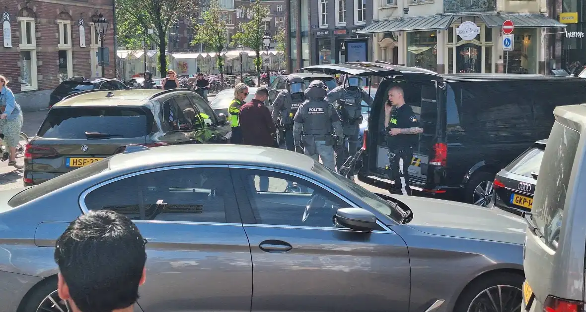 Arrestatieteam ingezet, politie sluit omgeving af - Foto 4