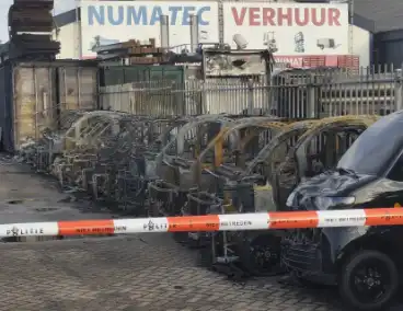 Tientallen voertuigen verloren door brand