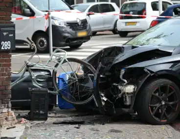 Automobilist crasht op rotonde en botst tegen woning
