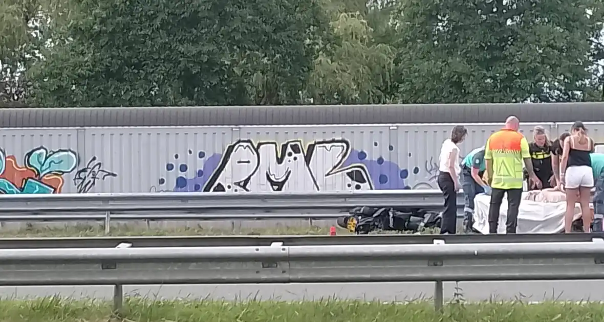 Motor belandt onder vangrail op snelweg