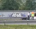 Motor belandt onder vangrail op snelweg