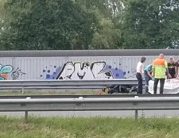Motor belandt onder vangrail op snelweg