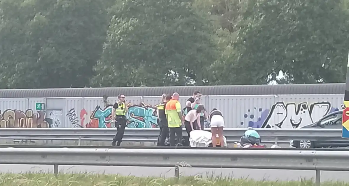 Motor belandt onder vangrail op snelweg - Foto 1