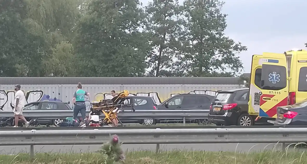 Motor belandt onder vangrail op snelweg - Foto 2