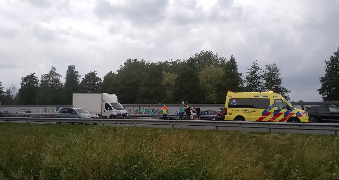 Motor belandt onder vangrail op snelweg - Foto 3
