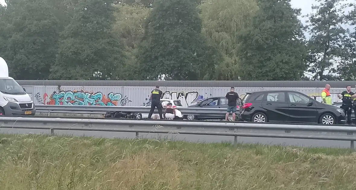 Motor belandt onder vangrail op snelweg - Foto 4