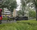 Bestelbus belandt op zijkant, traumateam ingezet