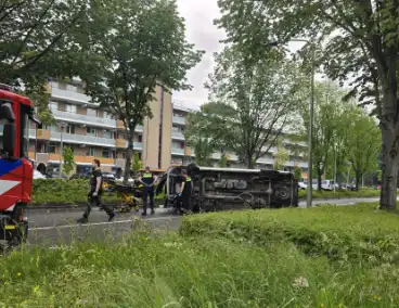 Bestelbus belandt op zijkant, traumateam ingezet