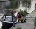 Brandweer haalt boot naar kade na brand