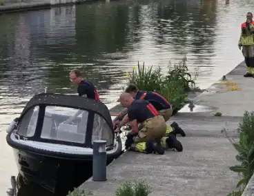 Brandweer haalt boot naar kade na brand