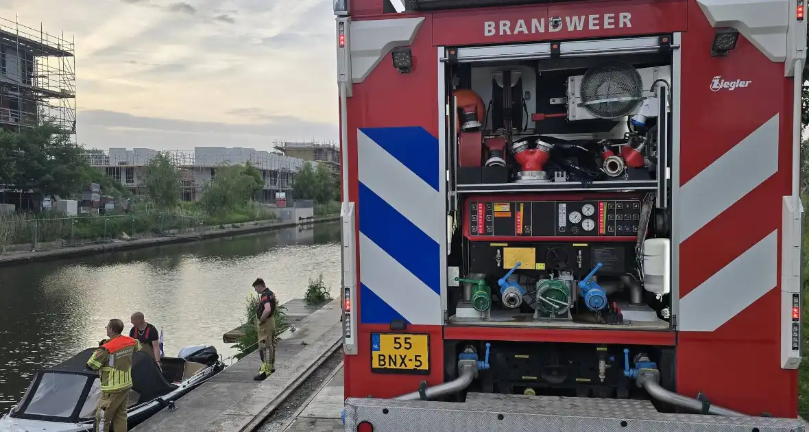 Brandweer haalt boot naar kade na brand - Foto 1