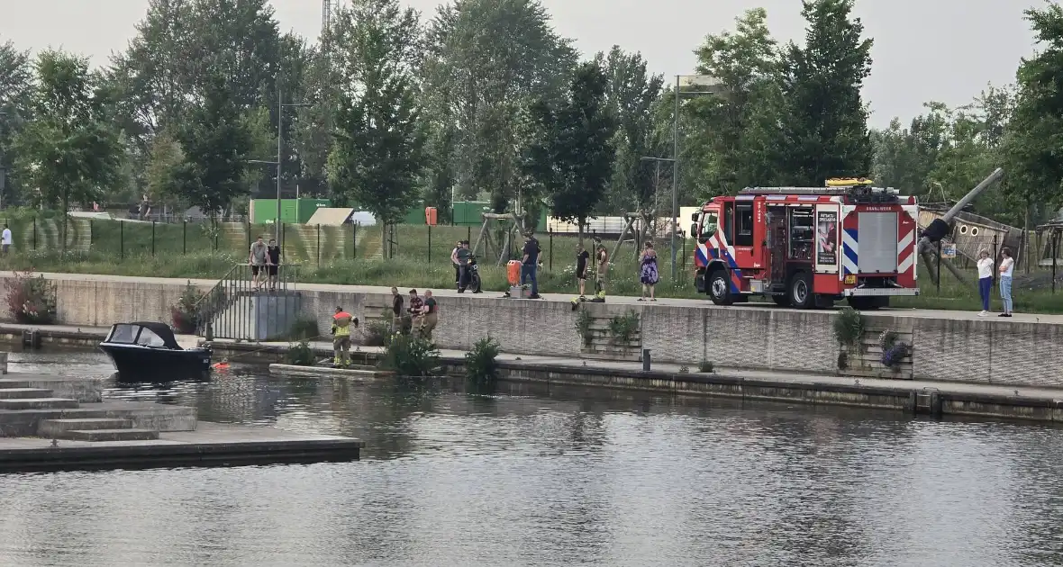 Brandweer haalt boot naar kade na brand - Foto 2
