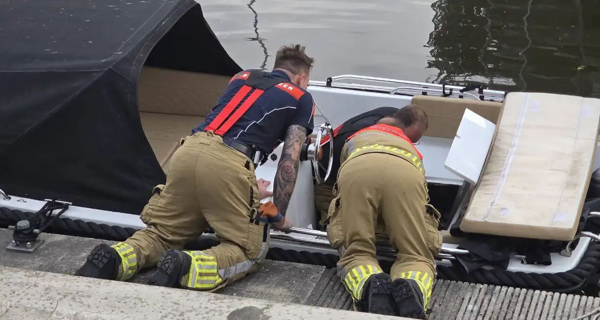Brandweer haalt boot naar kade na brand - Foto 3