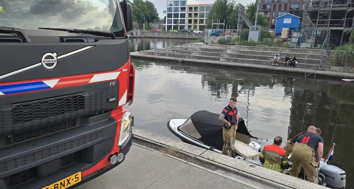 Brandweer haalt boot naar kade na brand - Foto 4
