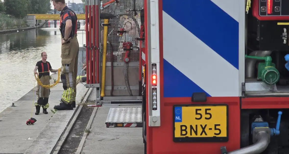 Brandweer haalt boot naar kade na brand - Foto 5