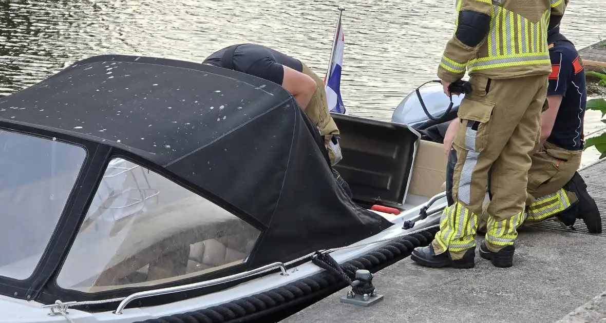 Brandweer haalt boot naar kade na brand - Foto 6
