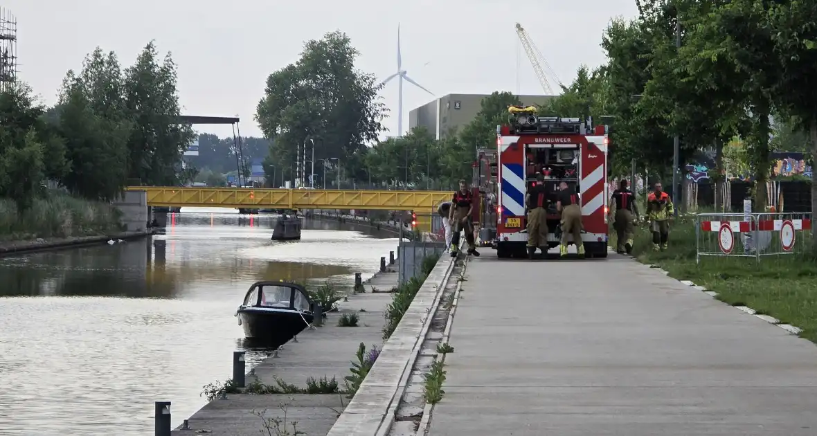Brandweer haalt boot naar kade na brand - Foto 7