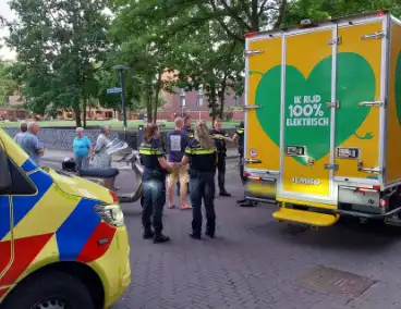 Scooterrijder in botsing met bezorgbus supermarkt