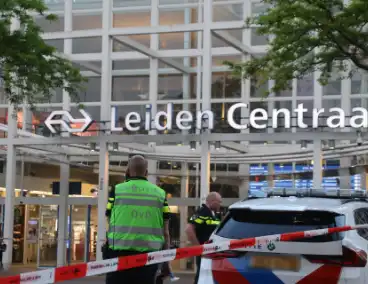 Zwaargewonde na mishandeling voor station Leiden Centraal