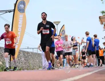 Positieve sfeer langs het parcours van de marathon