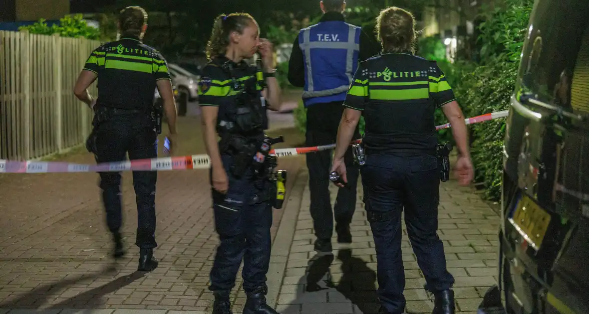 Explosie beschadigt voordeur rijtjeswoning - Foto 1