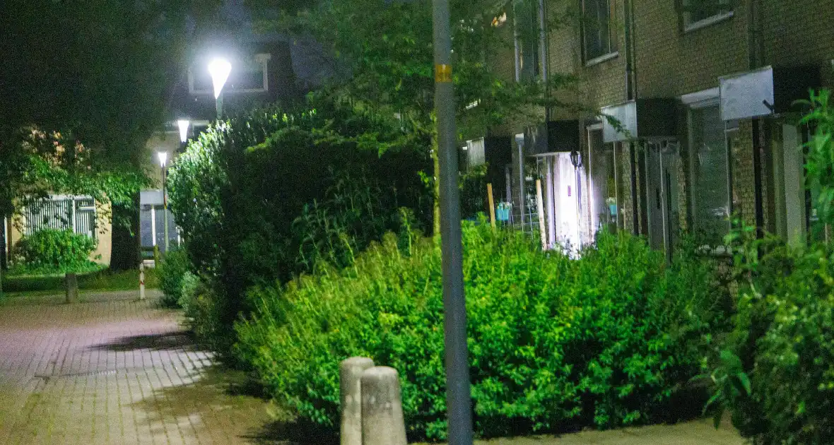 Explosie beschadigt voordeur rijtjeswoning - Foto 2