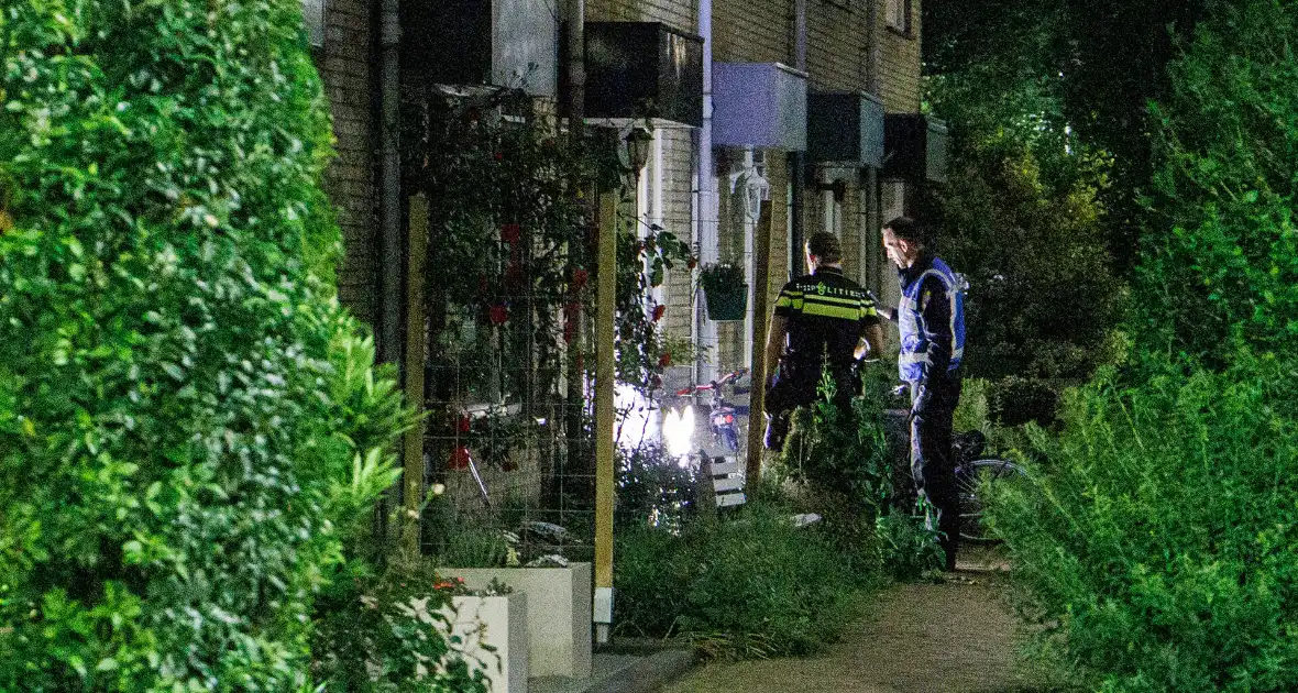 Explosie beschadigt voordeur rijtjeswoning - Foto 3