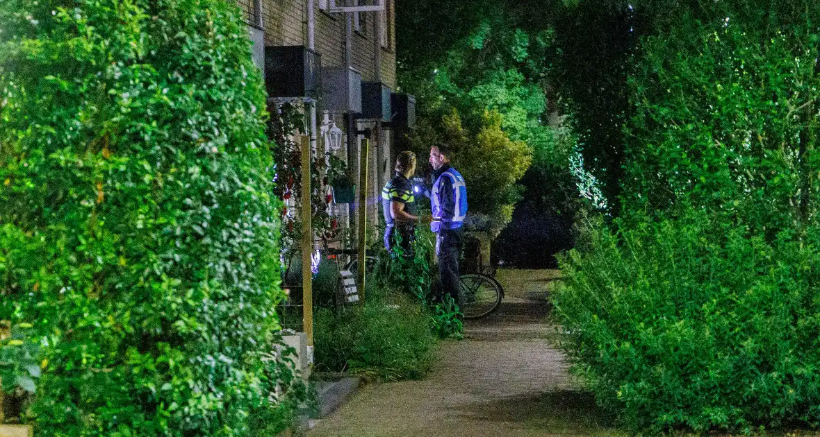 Explosie beschadigt voordeur rijtjeswoning - Foto 4