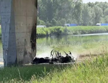 Brommobiel in brand onder brug