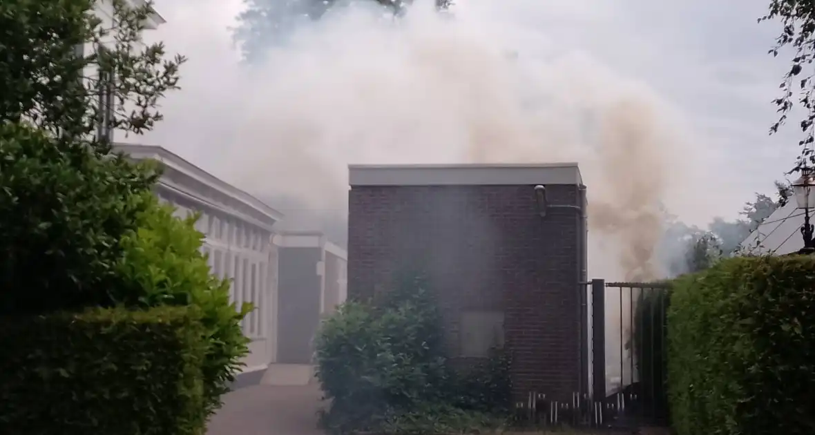Brand in coniferen Haag veroorzaak flinke rookontwikkeling