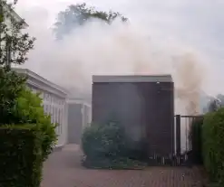 Brand in coniferen Haag veroorzaak flinke rookontwikkeling