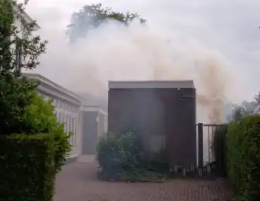 Brand in coniferen Haag veroorzaak flinke rookontwikkeling