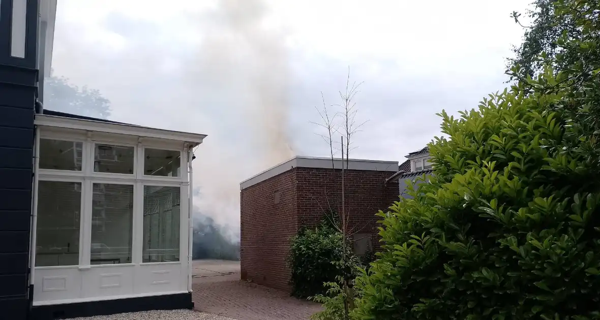 Brand in coniferen Haag veroorzaak flinke rookontwikkeling - Foto 1