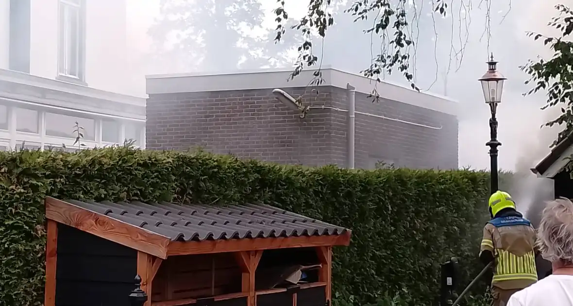 Brand in coniferen Haag veroorzaak flinke rookontwikkeling - Foto 2